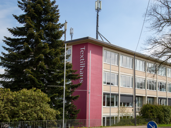 Zum Kauf angeboten wird ein großflächiges Gewerbegebäude. Derzeit ist die Büronutzung baurechtlich genehmigt. Eine andere gewerbliche Nutzung wie beispielsweise „Lager“ ist denkbar. Auf dem Grundstück stehen ca. 10 Stellplätze zur Verfügung. Darüber hinaus gibt es auf der gegenüberliegenden Straßenseite des Gebäudes zwei Parzellen mit einer Gesamtgröße von 2.295 m², die als Stellplatz genutzt werden. Diese Parzellen sind im Kaufpreis inbegriffen. Die Etagen lassen jegliche Art von Strukturierung zu. So können sämtliche inliegende Wände entfernt werden und durch neue ersetzt werden. Auf jeder Etage sind WC-Anlagen vorgesehen. Der Eingangsbereich mit der futuristischen Treppe ist sehr einladend gestaltet. Im Erdgeschoss befinden sich neben dem Empfang ein Besprechungsraum, eine Mitarbeiterküche mit gemütlicher Verweilatmosphäre, eine große Ausstellungsfläche sowie Büroräume. Ein großes gefliestes Treppenhaus, welches separat neben dem Haupteingang und durch den Haupteingang zu begehen ist, verbindet die vier Etagen. Die in den Grundrissen angegebenen Nutzungen sind für die Nachfolgenutzung lediglich als Vorschlag zu werten. Hier gibt es zahlreiche Gestaltungsmöglichkeiten für die Errichtung moderner Gewerbeflächen. Um sich ein Bild von den großen Flächen und den vielfältigen Möglichkeiten zu machen, ist eine Besichtigung vor Ort für jeden platzsuchenden Gewerbetreibenden sehr ratsam.