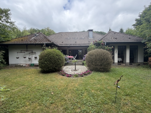 Wohnhaus mit Lagerhalle, Garagen und Außenfläche